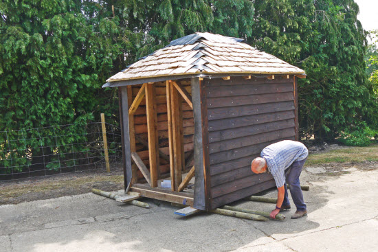 Moving a storage shed - step by step in theory and practice